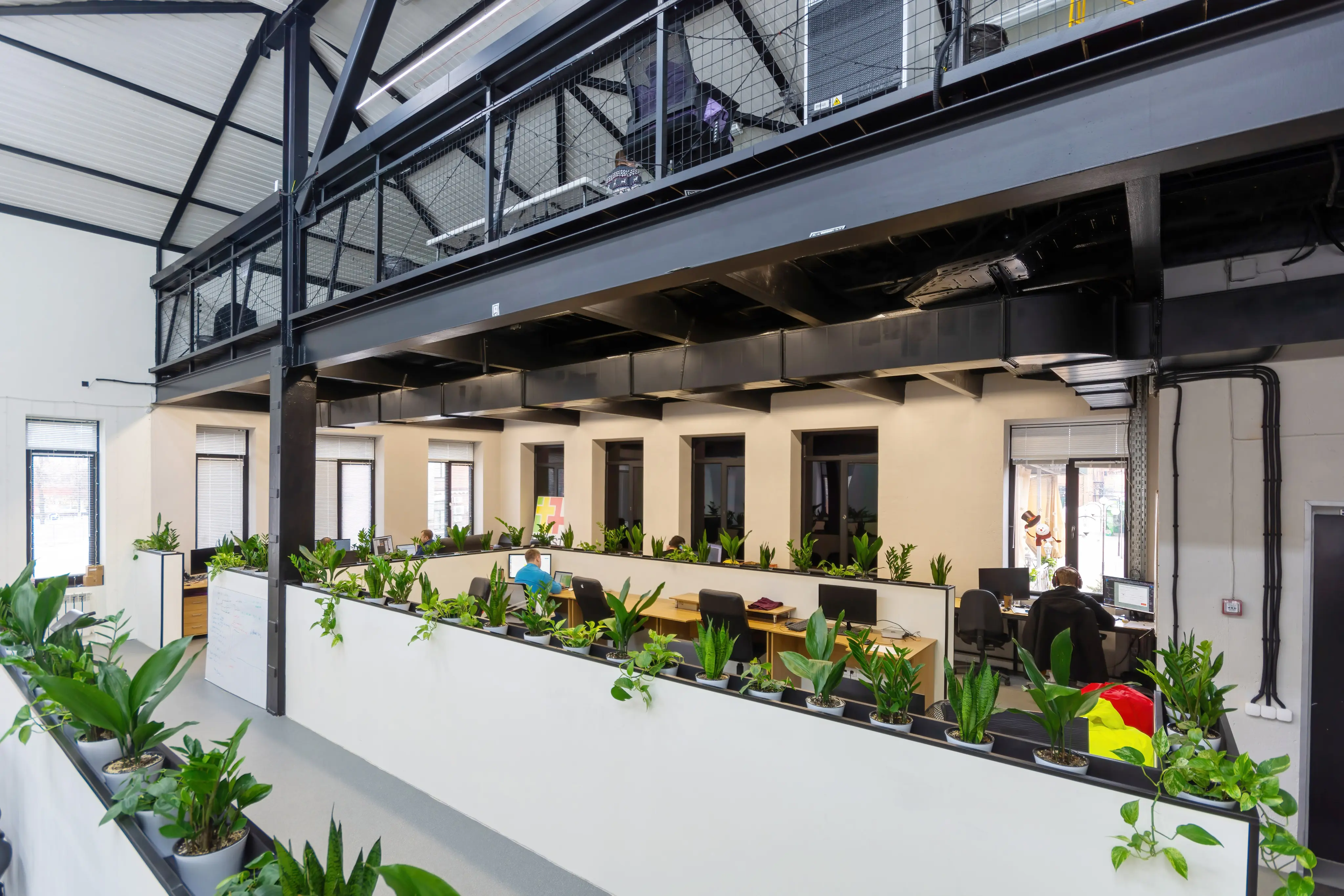 Большой просторный опен-спейс, где места хватит всем